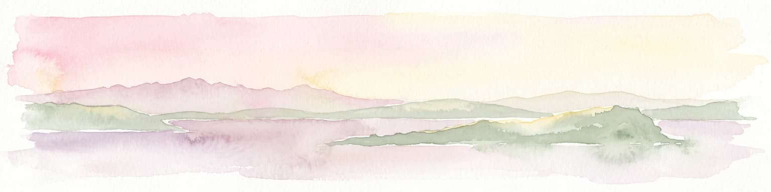 Una pintura horizontal en acuarela que representa un paisaje costero de tonos suaves con una isla en primer plano y colinas distantes bajo un cielo pálido con tonos de amanecer.