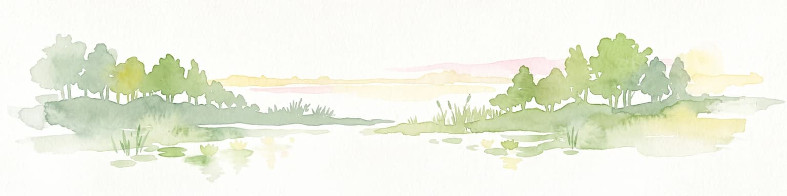 Una ilustración horizontal en acuarela que representa una orilla tranquila del río con árboles verdes suaves, vegetación ligera y agua en calma que refleja el paisaje.