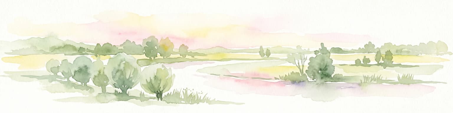 Una pintura horizontal en acuarela de un río serpenteante que fluye a través de un paisaje verde y frondoso, con árboles suaves y un cielo pálido de colores pastel.