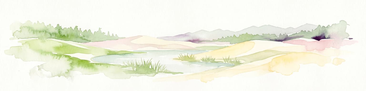 Una pintura en acuarela que muestra un paisaje de dunas de arena, pequeñas charcas de agua y vegetación verde sobre un fondo blanco.