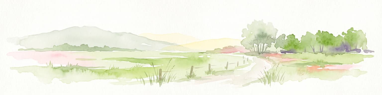 Una acuarela suave y de tonos claros que representa un paisaje de humedal con campos verdes, un pequeño sendero, una hilera de árboles y una colina baja en la distancia.