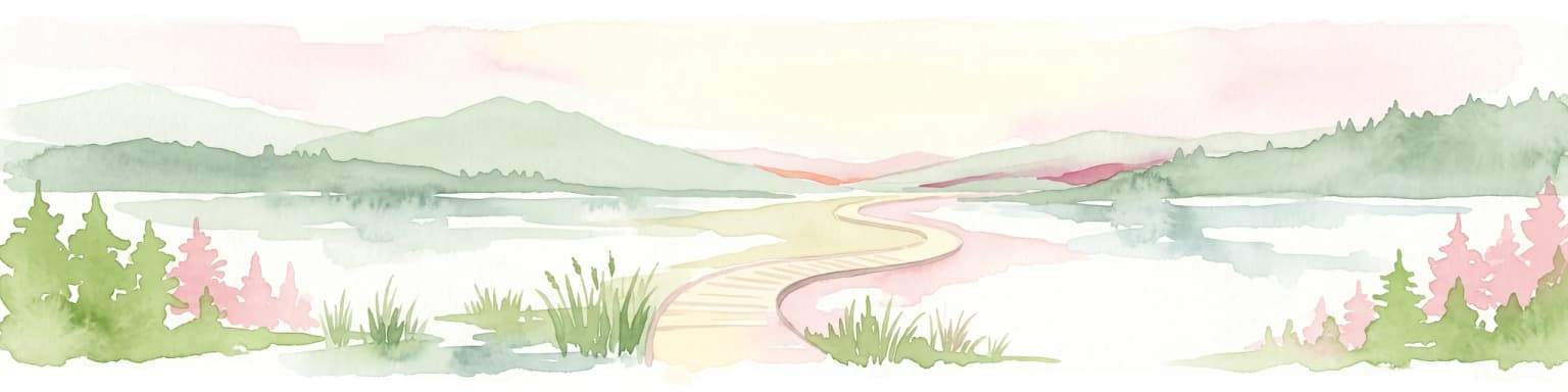 Una ilustración horizontal en acuarela que muestra una pasarela de madera serpenteando a través de un paisaje tranquilo y luminoso con árboles verdes suaves, un primer plano herboso y colinas onduladas en la distancia.