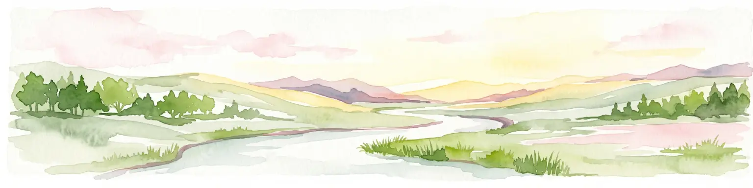 Una suave acuarela que muestra un río serpenteante o un lago que fluye a través de un paisaje con suaves colinas verdes, grupos de árboles y un cielo pálido.