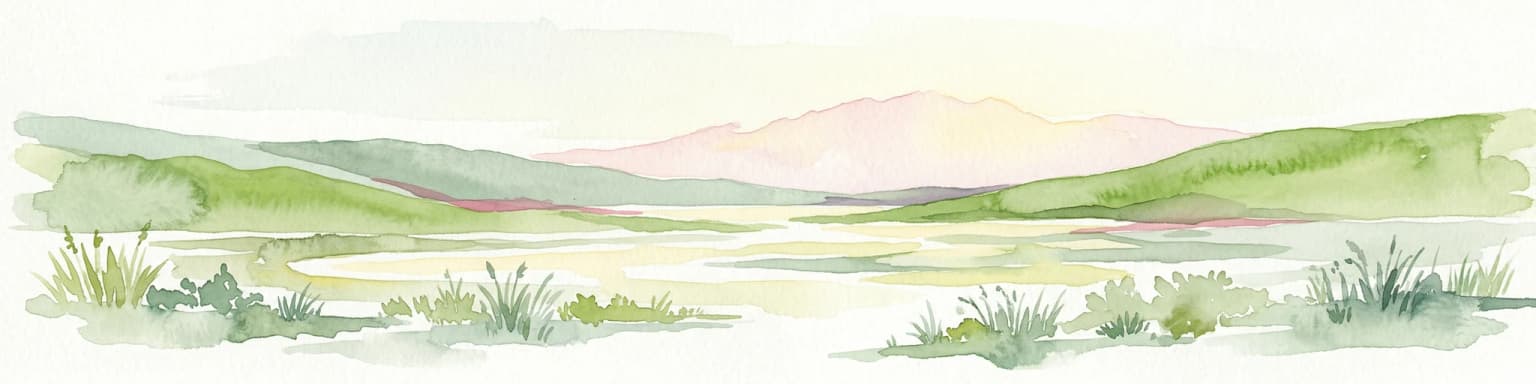 Ilustración acuarela de colinas verdes onduladas, una masa de agua y vegetación herbácea bajo un cielo claro.