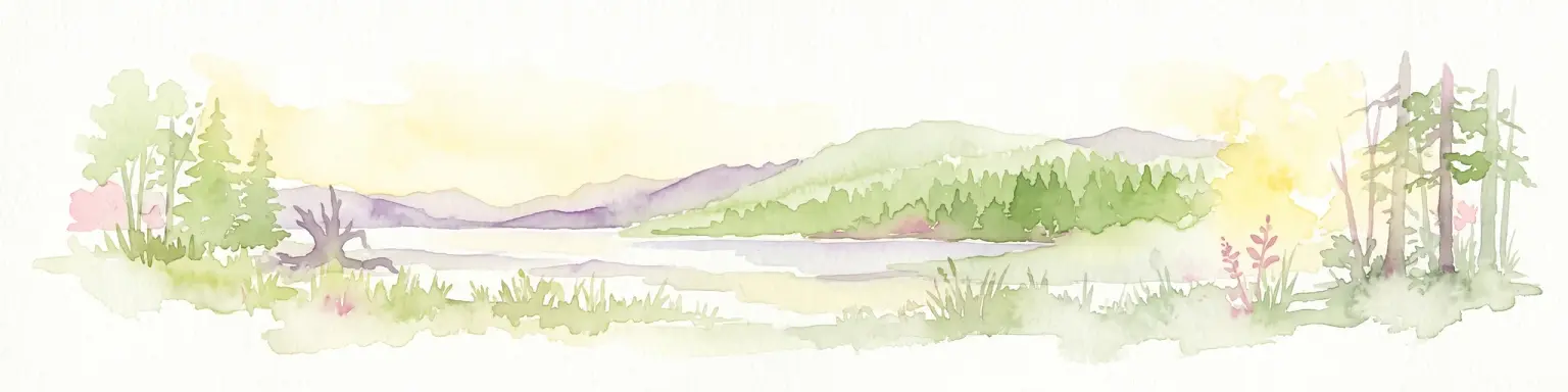 Una pintura en acuarela que muestra una vista serena de un lago con orilla boscosa, primer plano herbáceo y montañas onduladas a lo lejos, sobre un fondo suave y claro.