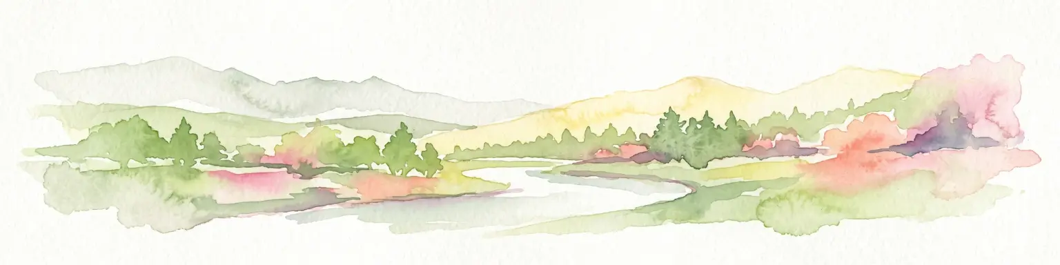 Una ilustración en acuarela que muestra un río serpenteante fluyendo a través de un paisaje verde exuberante con colinas onduladas al fondo.
