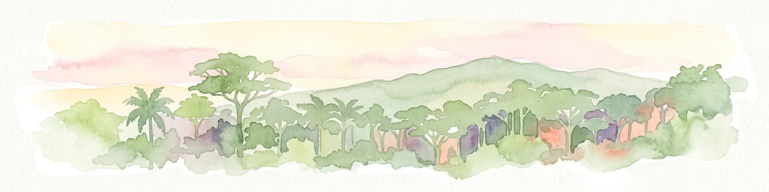 Acuarela de un paisaje montañoso boscoso y verde bajo un cielo pastel suave.