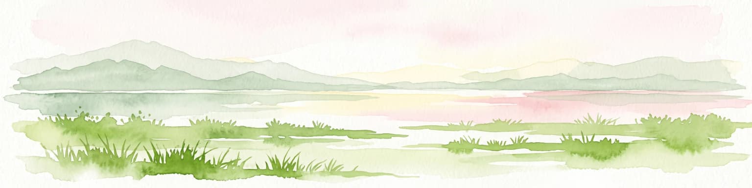 Una suave ilustración en acuarela de un paisaje con campos de hierba verde en primer plano, agua tranquila en el plano medio y suaves colinas onduladas al fondo bajo un cielo pálido y rosado.