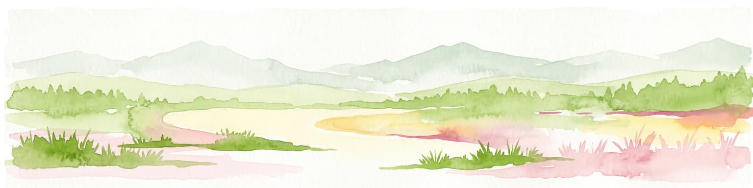 Una ilustración en acuarela de una cadena montañosa con tonos verdes, amarillos y rosa suave, con colinas onduladas y laderas boscosas en formato panorámico.