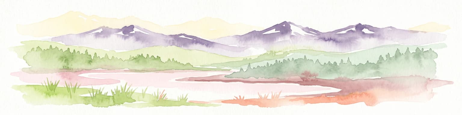 Una pintura horizontal en acuarela que muestra una cordillera de picos montañosos teñidos de púrpura sobre un bosque verde y una costa ligeramente rosada.