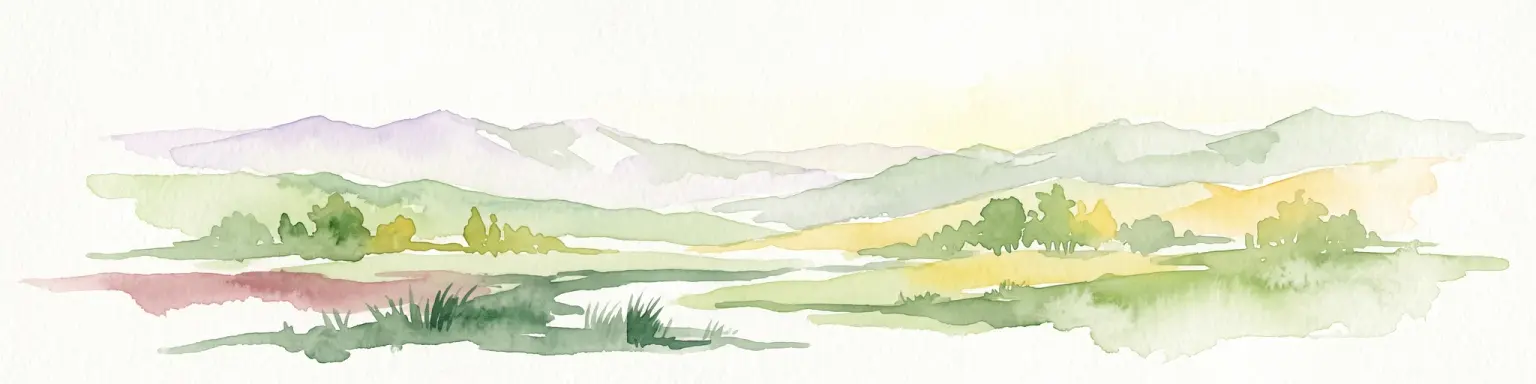 Pintura en acuarela de un paisaje suave con montañas lejanas, colinas onduladas con vegetación ligera y un arroyo serpenteante en primer plano.