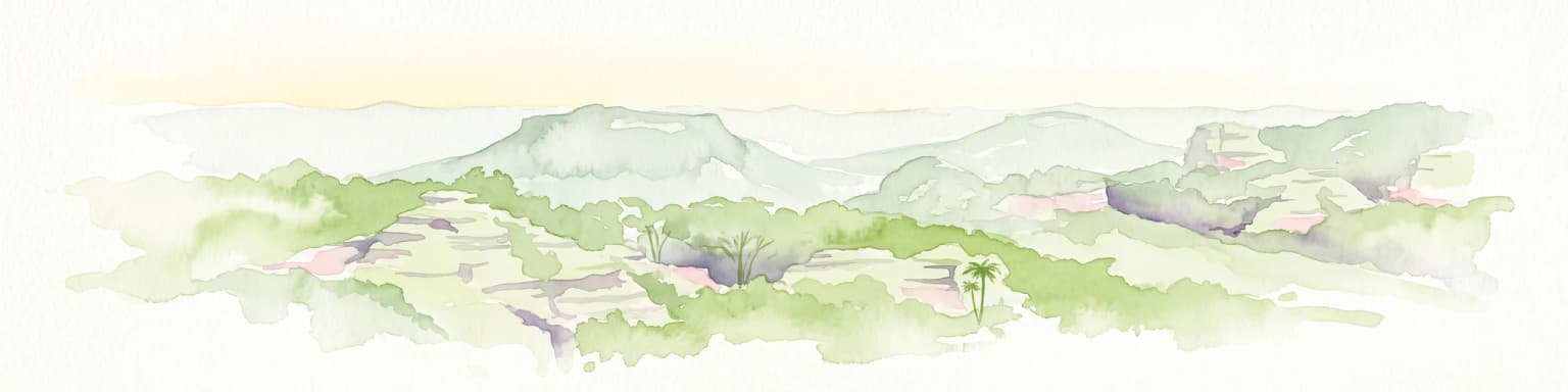 Una suave acuarela de tonos claros que representa un paisaje panorámico con colinas onduladas, mesas distantes y vegetación dispersa.