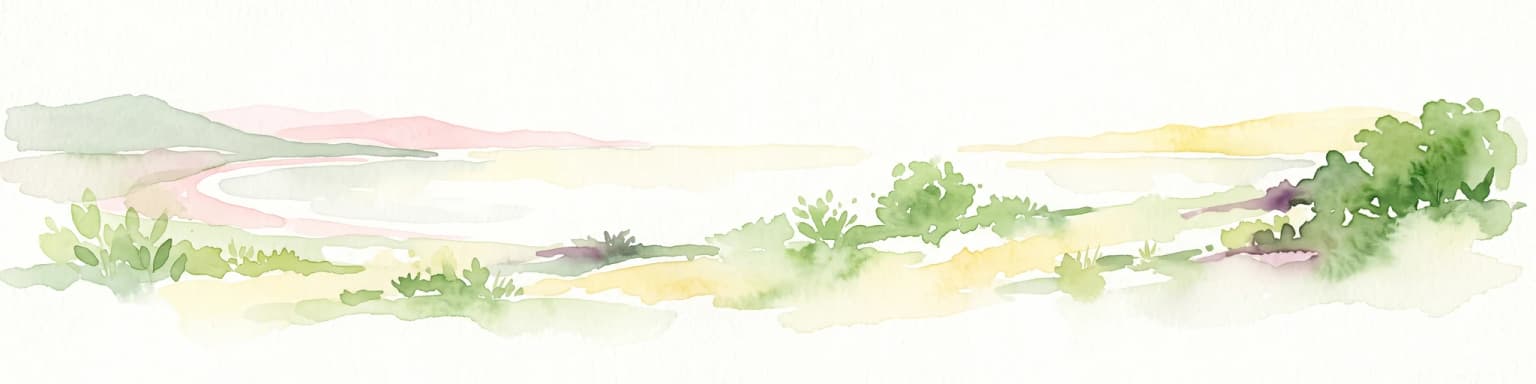 Acuarela de una escena costera con dunas de arena, vegetación costera baja y verde, y colinas lejanas que dominan una bahía.