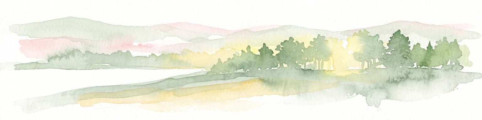 Acuarela de un paisaje abstracto y suave, con una hilera de árboles frente a colinas onduladas y colores claros y brumosos.