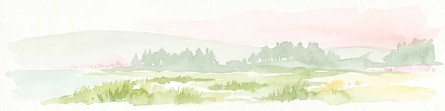 Acuarela de un paisaje costero con hierba verde en primer plano, una hilera de árboles en el plano medio y un suave horizonte rosado en la distancia.