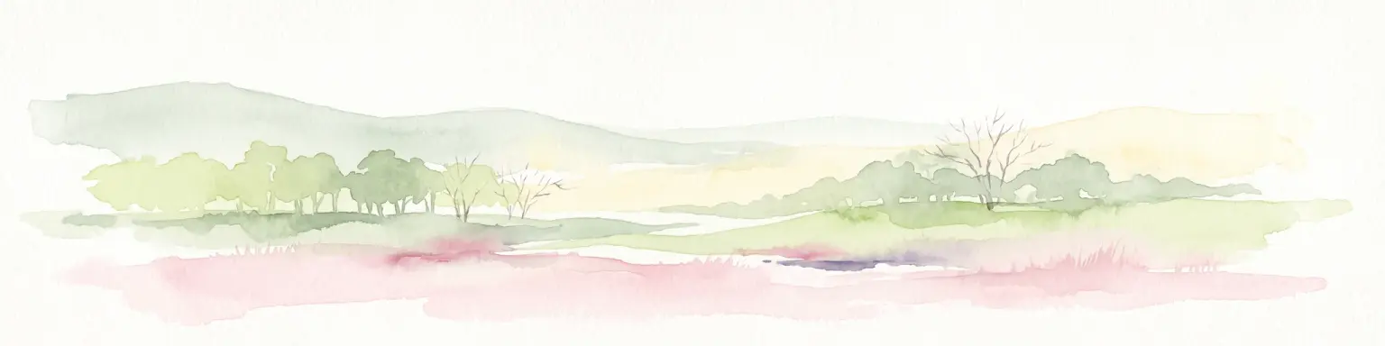 Una ilustración de paisaje en acuarela que muestra lavados suaves y difuminados de verde claro, amarillo y rosa pálido, representando colinas onduladas y árboles dispersos sobre un fondo blanco.