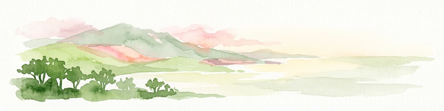 Acuarela de un paisaje costero con colinas verdes, árboles en primer plano y un mar en calma, con un estilo artístico ligero y aireado.