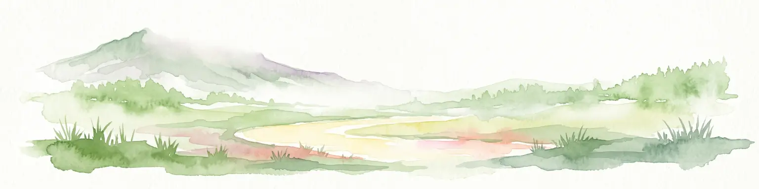 Una ilustración en acuarela que muestra una montaña brumosa al fondo y una pradera cubierta de hierba con un sendero serpenteante en primer plano.