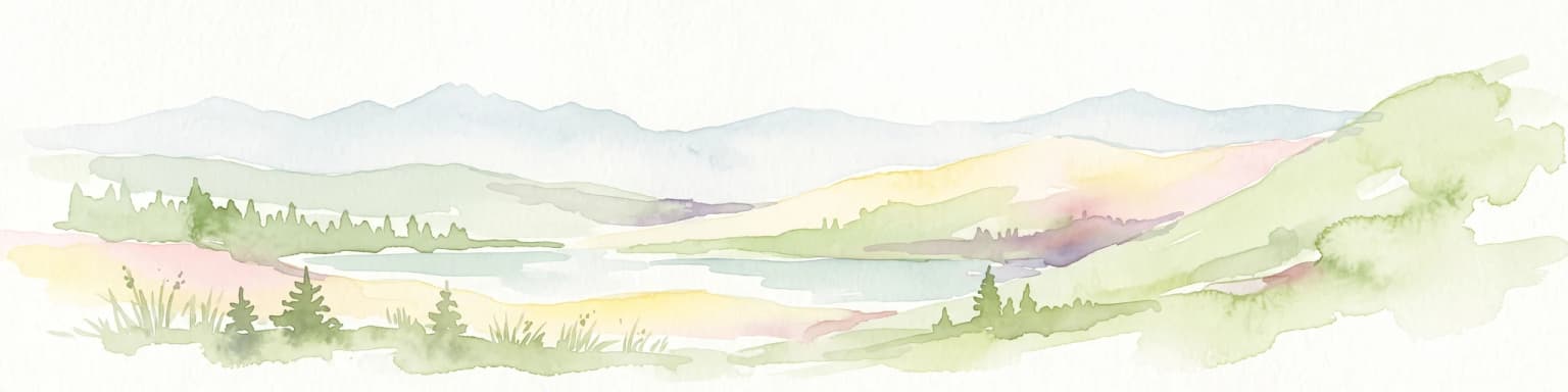 Una pintura en acuarela que muestra una vista panorámica amplia de laderas montañosas onduladas y cubiertas de hierba, con colores pastel suaves y pequeños árboles de hoja perenne.