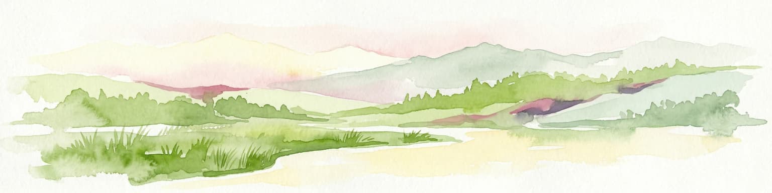 Pintura de acuarela de colinas verdes onduladas, un arroyo serpenteante y un cielo de tonos pastel suaves