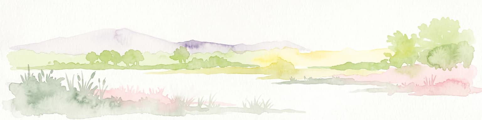 Una amplia ilustración en acuarela, de estilo panorámico, que muestra una serena escena de humedal con un lago tranquilo, juncos y hierbas en primer plano, árboles en el plano medio y colinas púrpuras en la distancia bajo un cielo pálido.