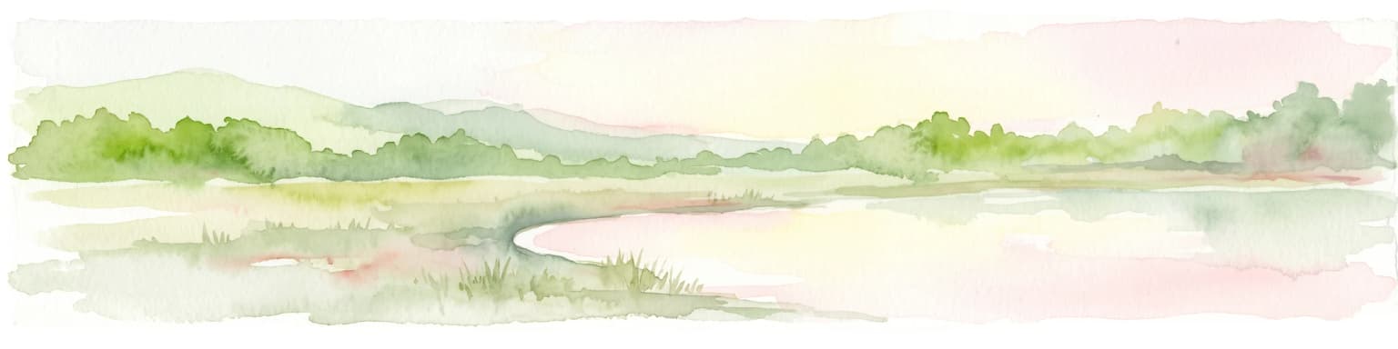 Una pintura horizontal en acuarela que representa un paisaje forestal de tonos suaves y lleno de luz, con una masa de agua tranquila en primer plano y colinas arboladas onduladas al fondo.