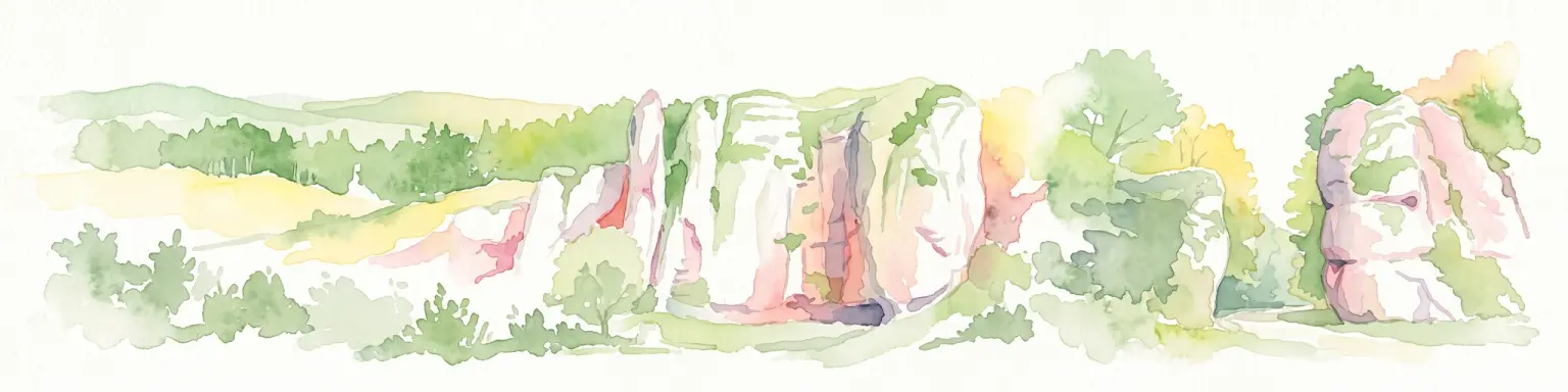 Acuarela de formaciones rocosas de piedra caliza rodeadas de árboles y colinas verdes, representadas en un suave estilo paisajístico panorámico.