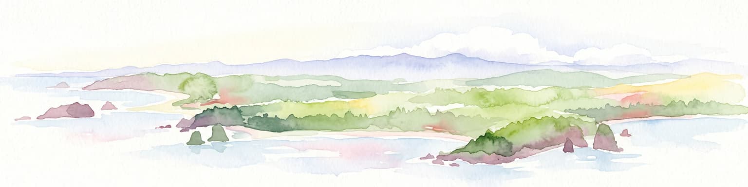 Una pintura horizontal en acuarela que muestra una vista panorámica de un paisaje costero con cabos verdes cubiertos de árboles, farallones rocosos y montañas lejanas bajo un cielo pálido.
