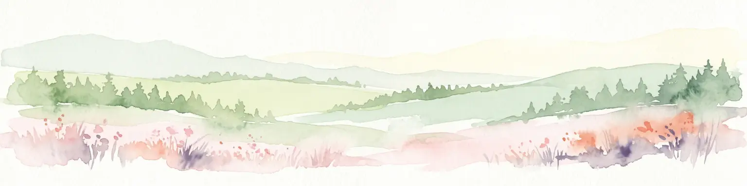 Pintura en acuarela de un paisaje rural ondulado con suaves colinas verdes, parches de bosque y un primer plano de flores silvestres, presentada en un estilo panorámico amplio.