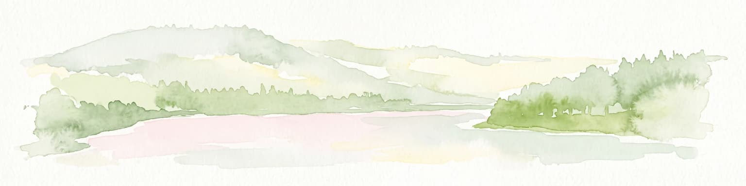 Una suave acuarela de un río que fluye a través de un paisaje montañoso y boscoso con tonos verdes claros y pastel.