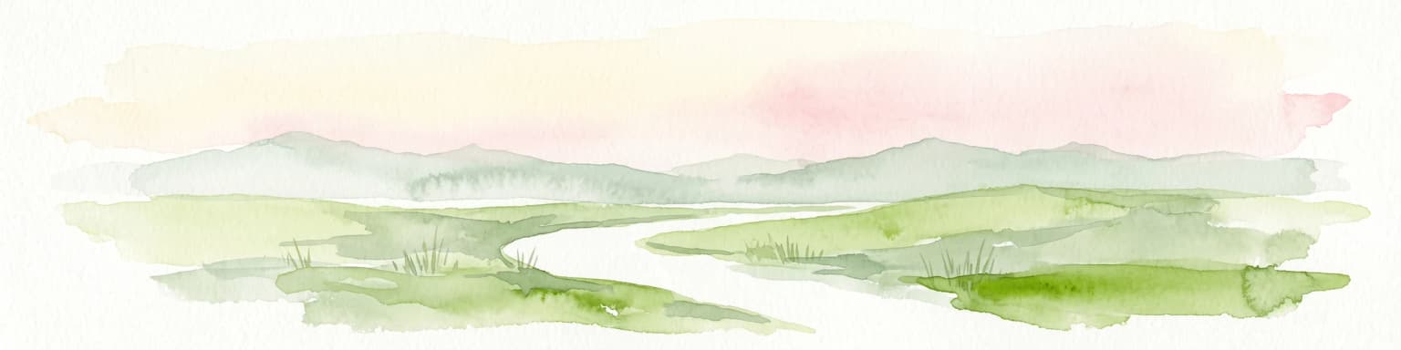 Una suave ilustración en acuarela que muestra un río serpenteante fluyendo a través de humedales verdes hacia suaves colinas onduladas bajo un cielo rosa pálido y naranja claro.