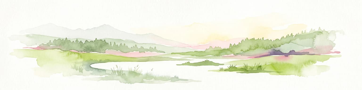 Pintura en acuarela de un paisaje verde con colinas onduladas, laderas boscosas y una masa de agua en primer plano sobre un fondo claro y brumoso.