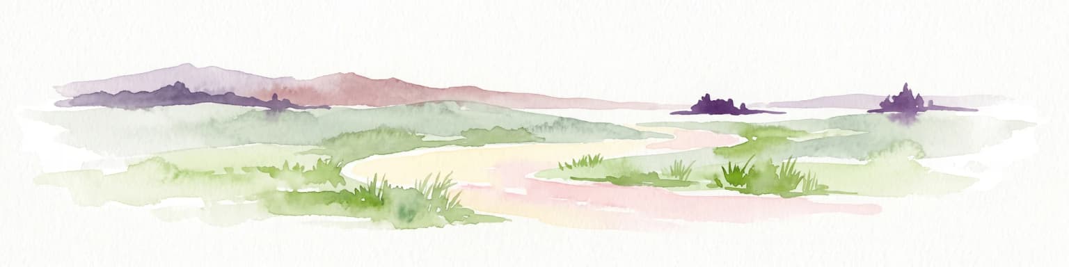 Una ilustración minimalista en acuarela de un paisaje costero con hierbas de marisma verdes, charcas de agua pálidas y colinas moradas a lo lejos sobre un fondo blanco.
