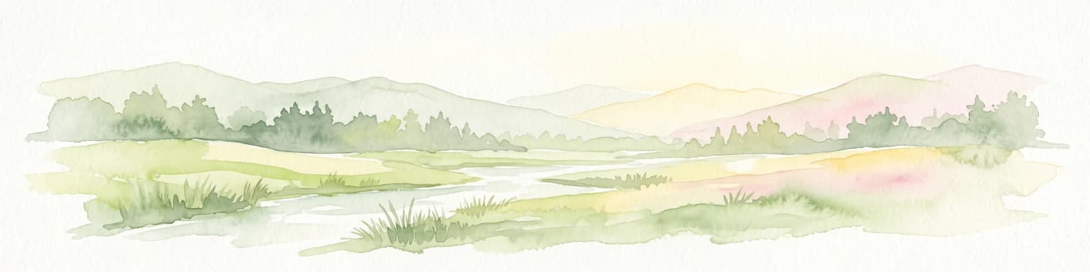 Una pintura horizontal en acuarela que muestra un suave prado alpino con un arroyo que lo atraviesa, enmarcado por montañas lejanas onduladas y grupos de árboles.