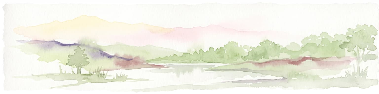 Una ilustración en acuarela pálida y de tonos suaves de un paisaje fluvial tranquilo con colinas onduladas al fondo y árboles dispersos a lo largo de las orillas.