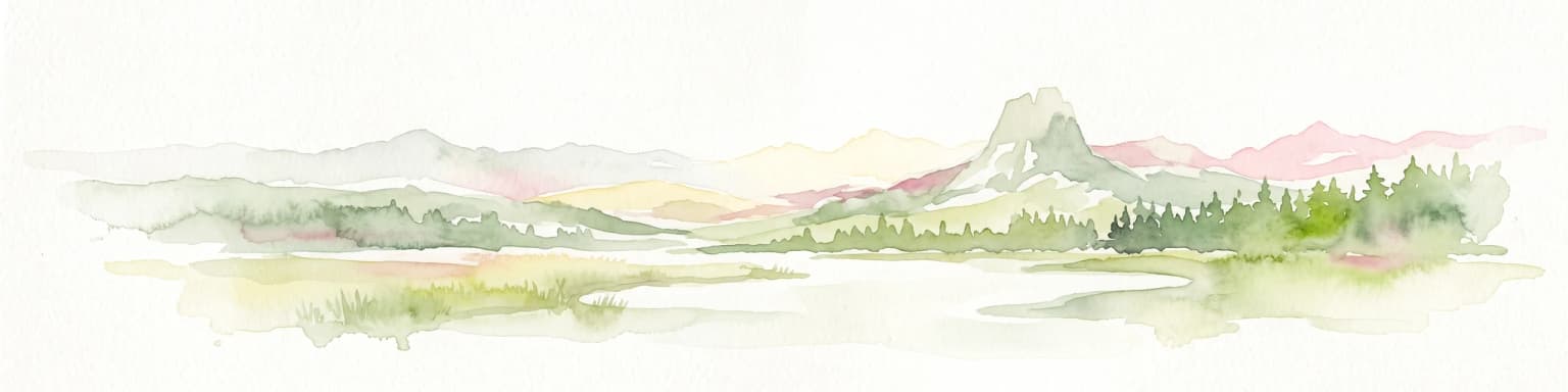 Una ilustración de paisaje en acuarela, pálida y amplia, que representa picos montañosos sobre una línea de árboles de hoja perenne y un primer plano plano.