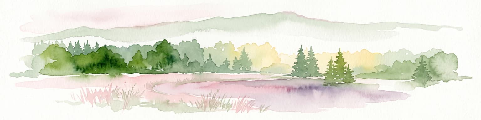 Una pintura horizontal en acuarela que representa un paisaje suave y atmosférico con un primer plano de hierbas de humedal en tonos púrpura y rosa, un plano medio de árboles coníferos verdes dispersos y siluetas lejanas y brumosas de montañas al fondo.