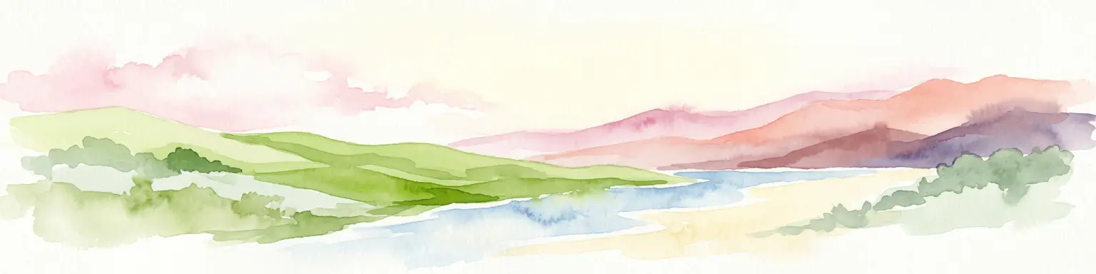 Una pintura en acuarela que muestra una vista panorámica de colinas verdes y frondosas que conducen a una masa de agua, con montañas de colores suaves al fondo bajo un cielo pálido.