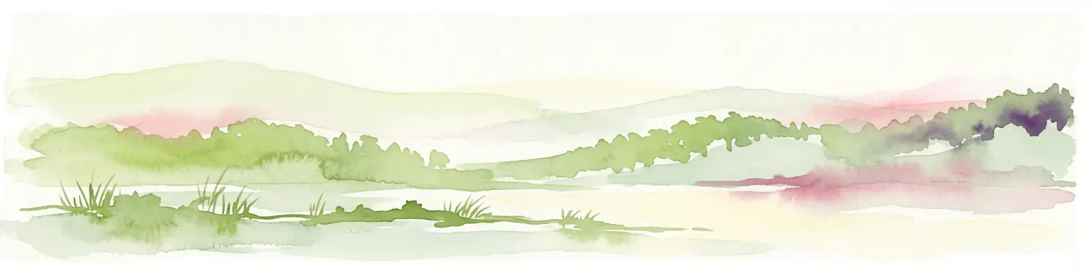 Acuarela de un paisaje abstracto verde y rosa con colinas onduladas y zonas boscosas.