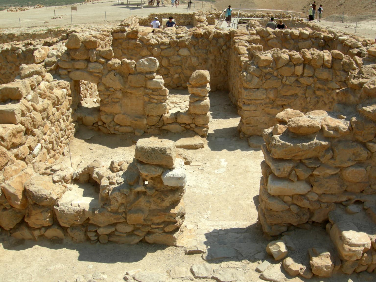 Ruinas de piedra de antiguas viviendas con patios abiertos y muros en el Parque Nacional de Qumrán