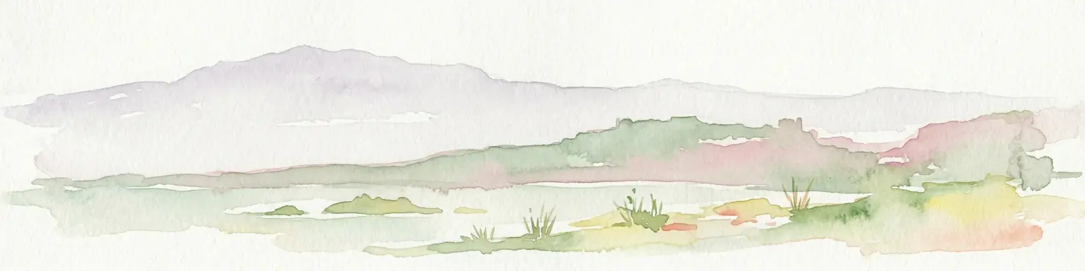 Pintura en acuarela de un paisaje con montañas, agua y vegetación
