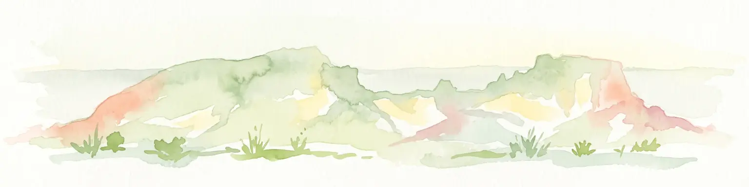 Una pintura horizontal en acuarela que muestra colinas estilizadas en tonos suaves de verde, naranja y amarillo pálido bajo un cielo blanco.