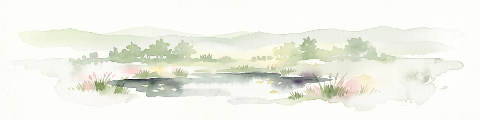 Una ilustración suave en acuarela de un paisaje de turbera con una laguna central oscura, vegetación palustre circundante y colinas pálidas a lo lejos.