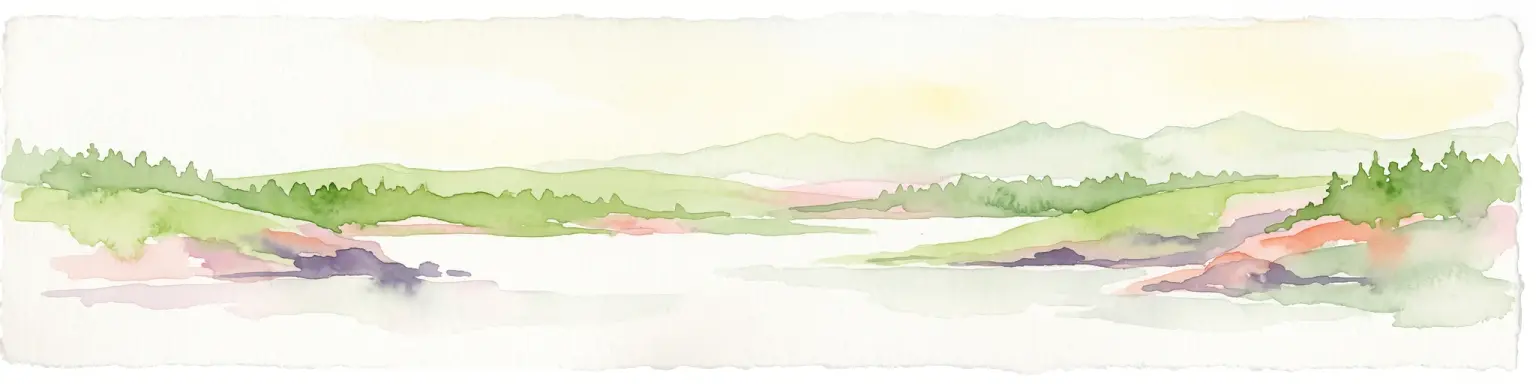 Acuarela de una escena costera tranquila con suaves colinas verdes, bordes de bosque y agua en primer plano, presentada en formato de franja horizontal.