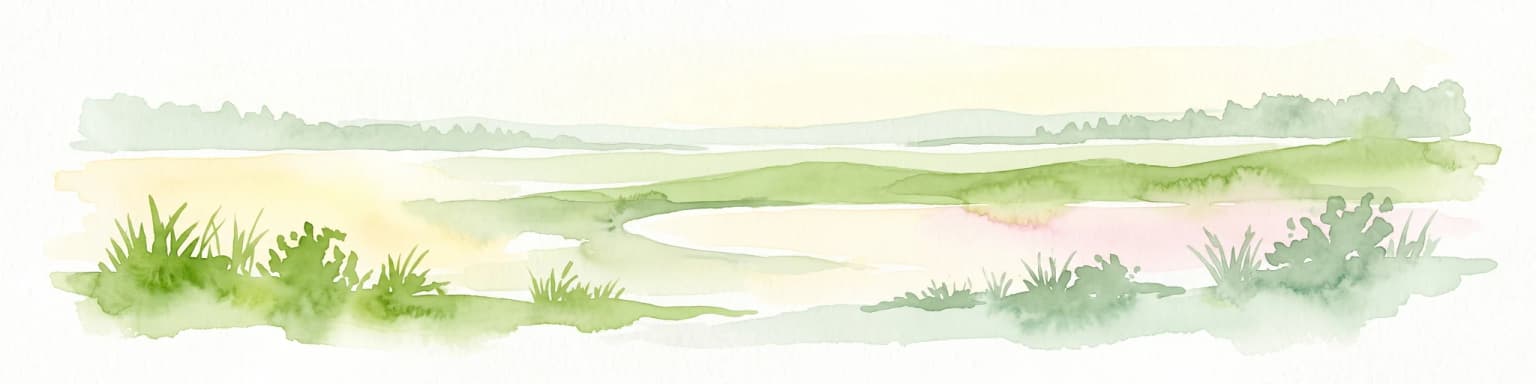 Una pintura horizontal en acuarela que representa un paisaje costero abstracto de tonos suaves, con colinas verdes y apacibles, parches de hierba en primer plano y una tranquila y pálida charca de agua sobre un fondo blanco.