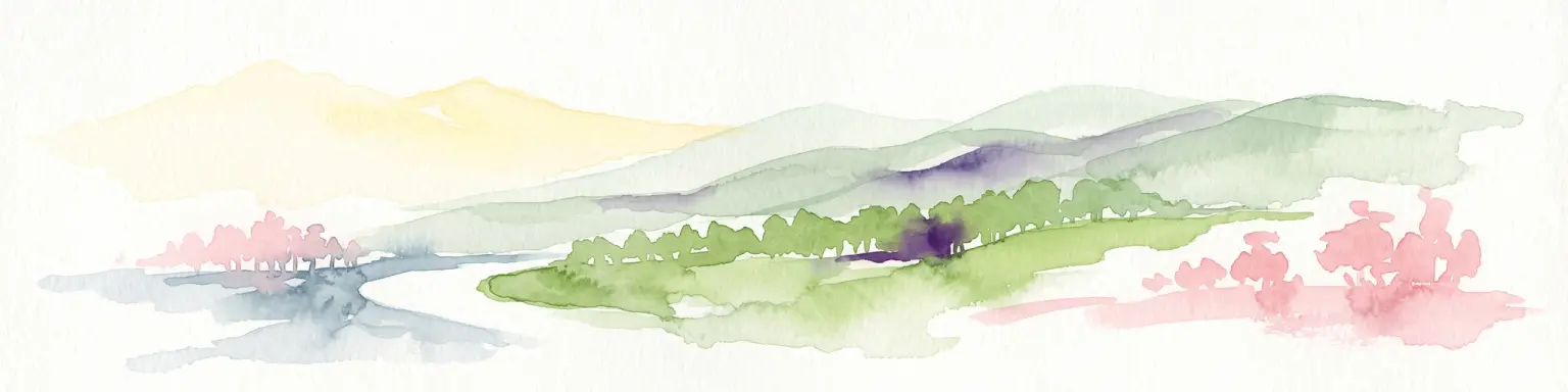 Una pintura suave a la acuarela que representa colinas verdes onduladas, montañas lejanas, un río y árboles rosados estilizados sobre un fondo liso.