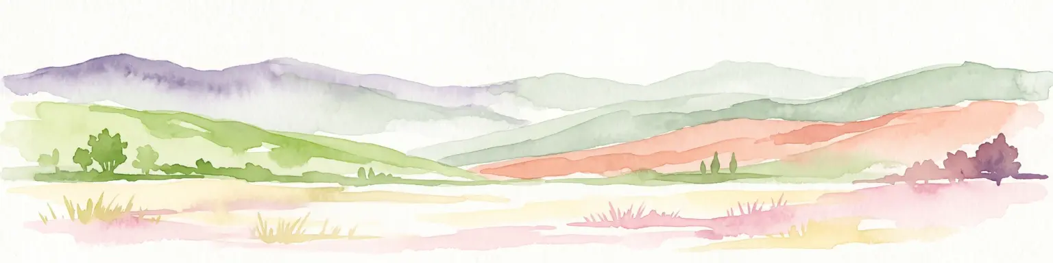 Pintura en acuarela de un amplio paisaje montañoso ondulado, con colinas verdes y rojas apagadas sobre un fondo suave y claro.