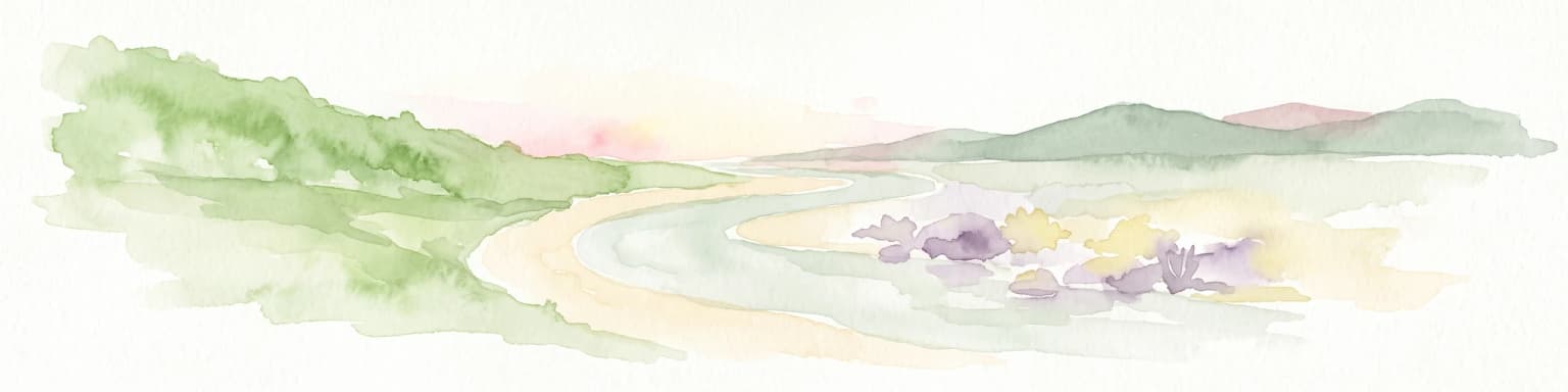 Una suave ilustración en acuarela de un río que fluye a través de un paisaje exuberante con colinas verdes y suaves en la distancia.