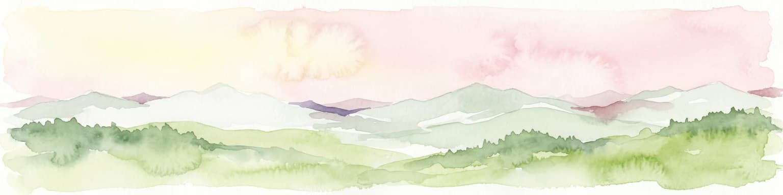 Acuarela de colinas verdes y lejanos picos montañosos pálidos contra un cielo suavemente rosado.