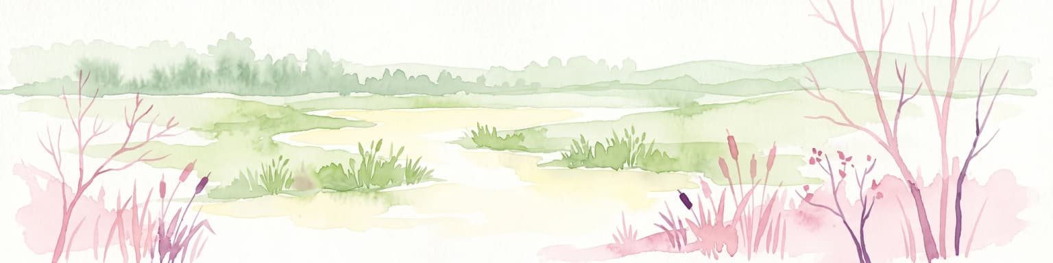 Una ilustración en acuarela de una escena tranquila de marisma con tonos verdes suaves y rosas apagados, que representa juncos, árboles dispersos y agua en calma.